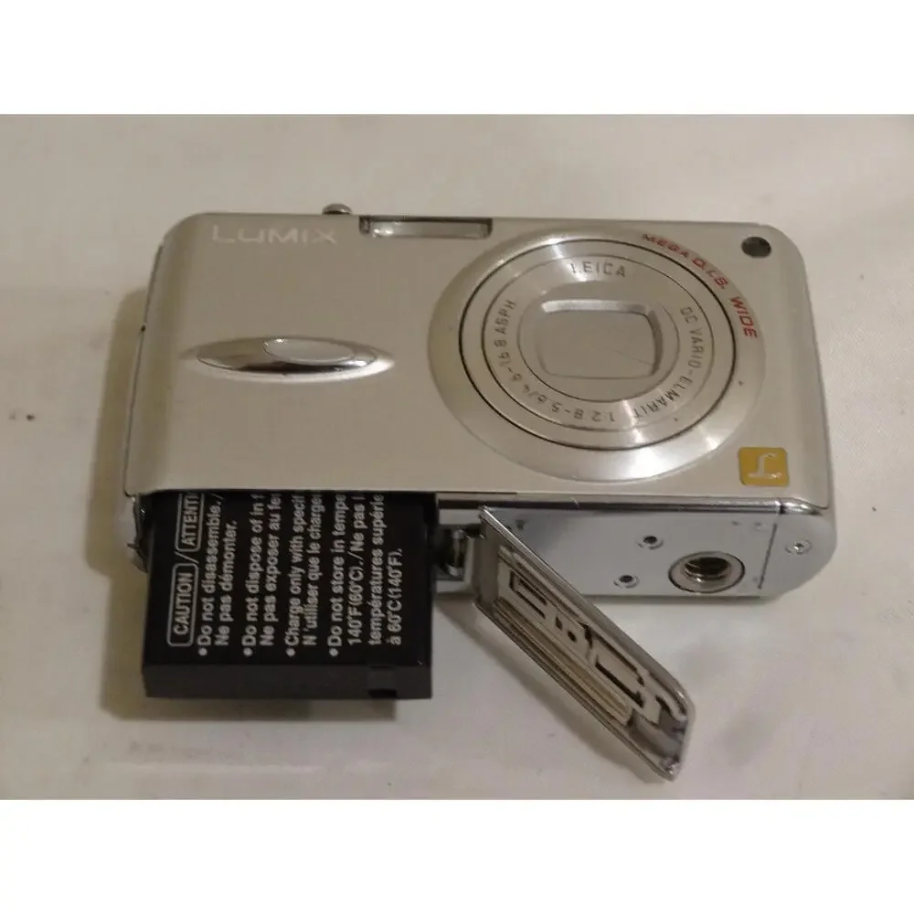 Panasonic LUMIX DMC-FX01 6.0MP Digital Camera Silver. For repair.